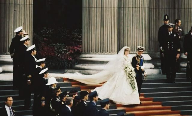 1981年，戴安娜與查爾斯“世紀婚禮”，8米婚紗，耗資 4800 萬美元